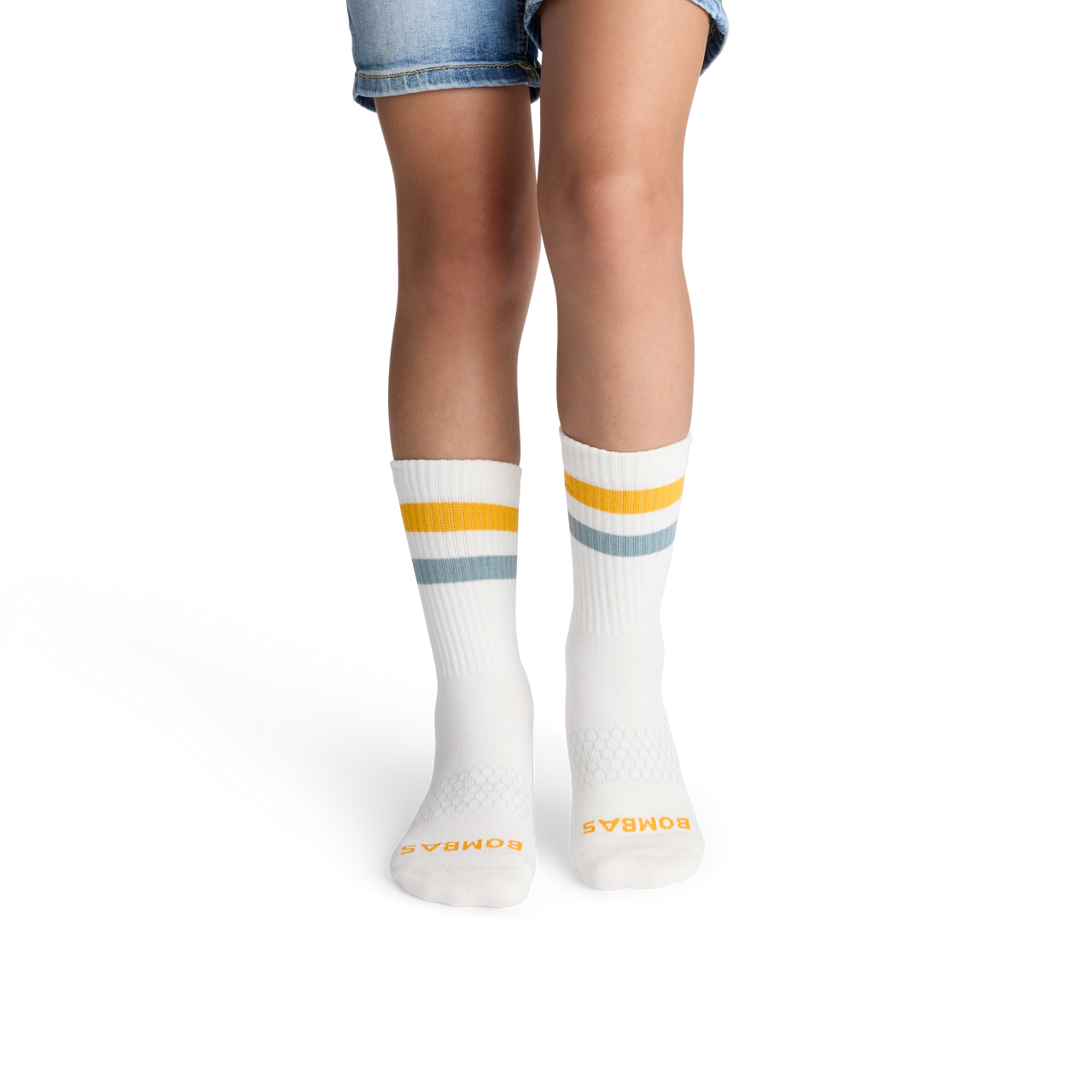 official-bombas::10399-mangoburst-seastorm-youth-unisex-onmodel-2-transparent-_1_.png