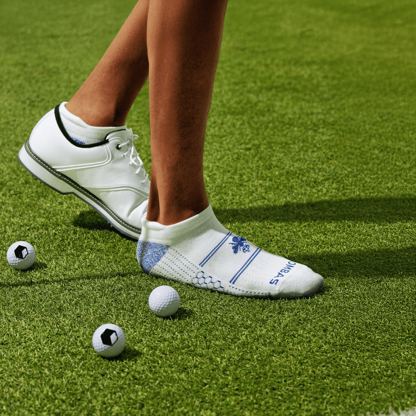 official-bombas::10418-white-neptuneblue-adult-male-onmodel-0-transparent.png