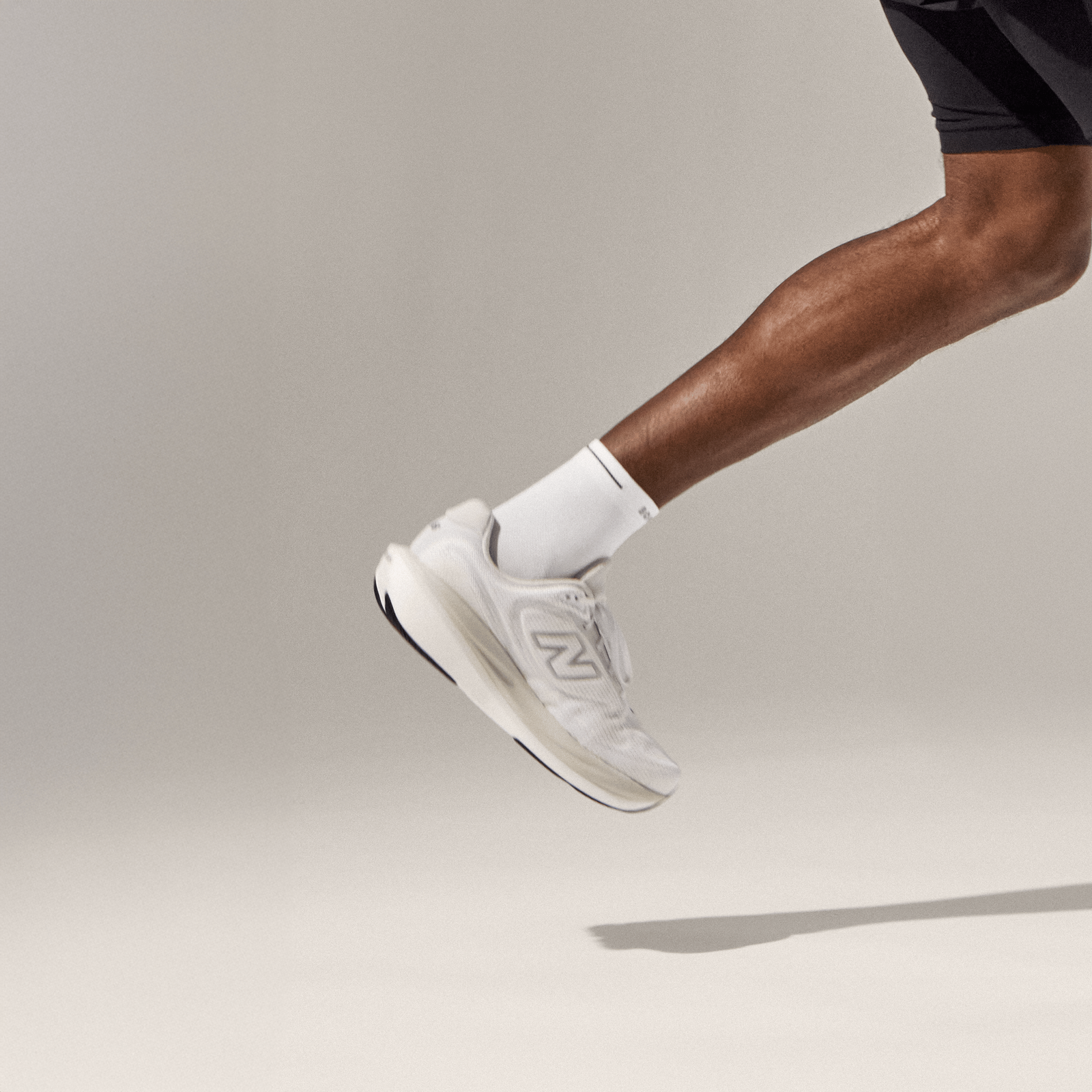 official-bombas::11061-white-adult-unisex-onmodel-0-transparent.png
