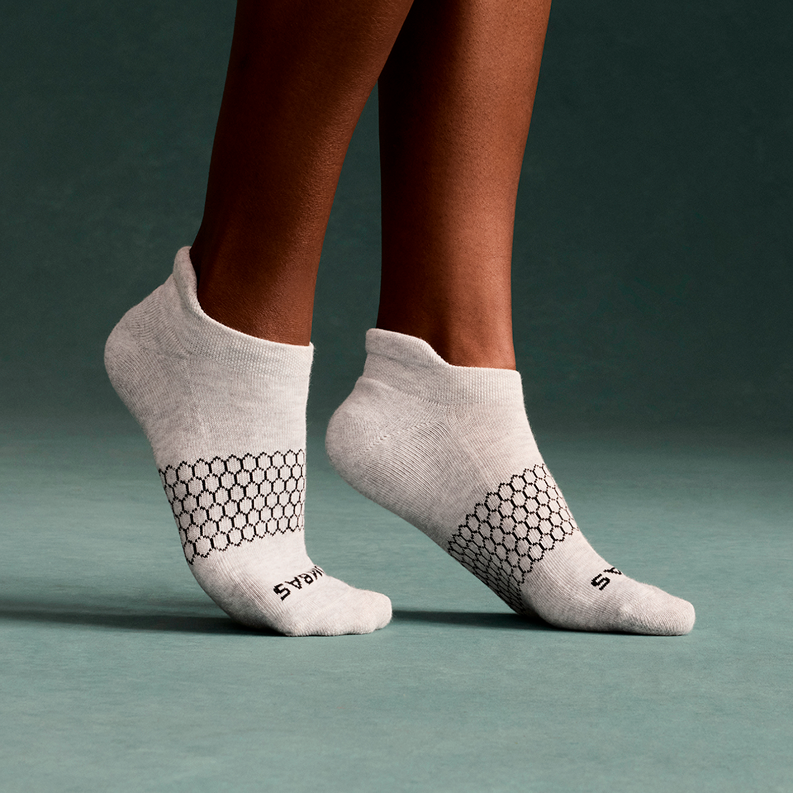 official-bombas::3572-ltgreyhtr-adult-female-onmodel-00-transparent-v3.png