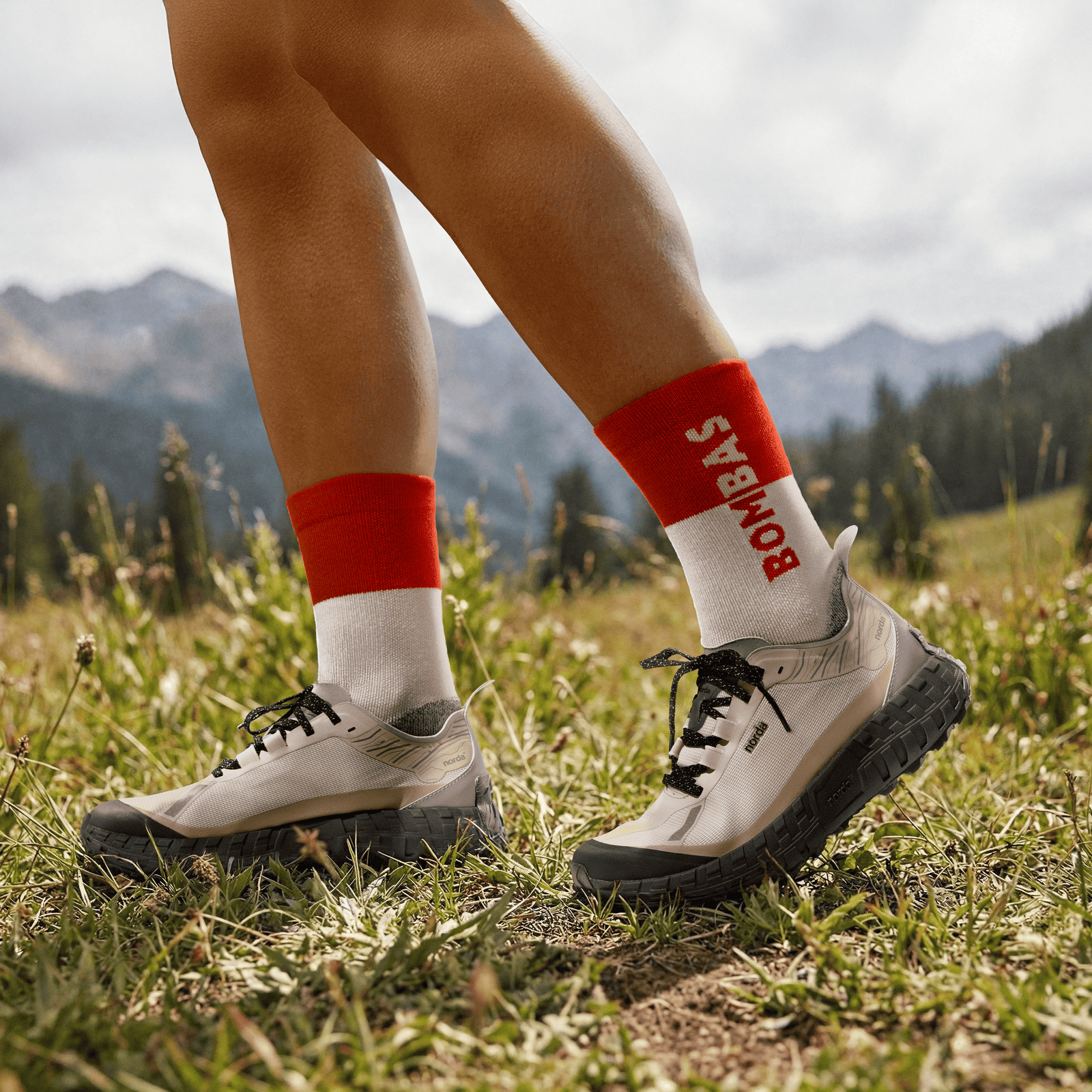 official-bombas::9719-vintagelinen-adult-unisex-onmodel-0-transparent.png