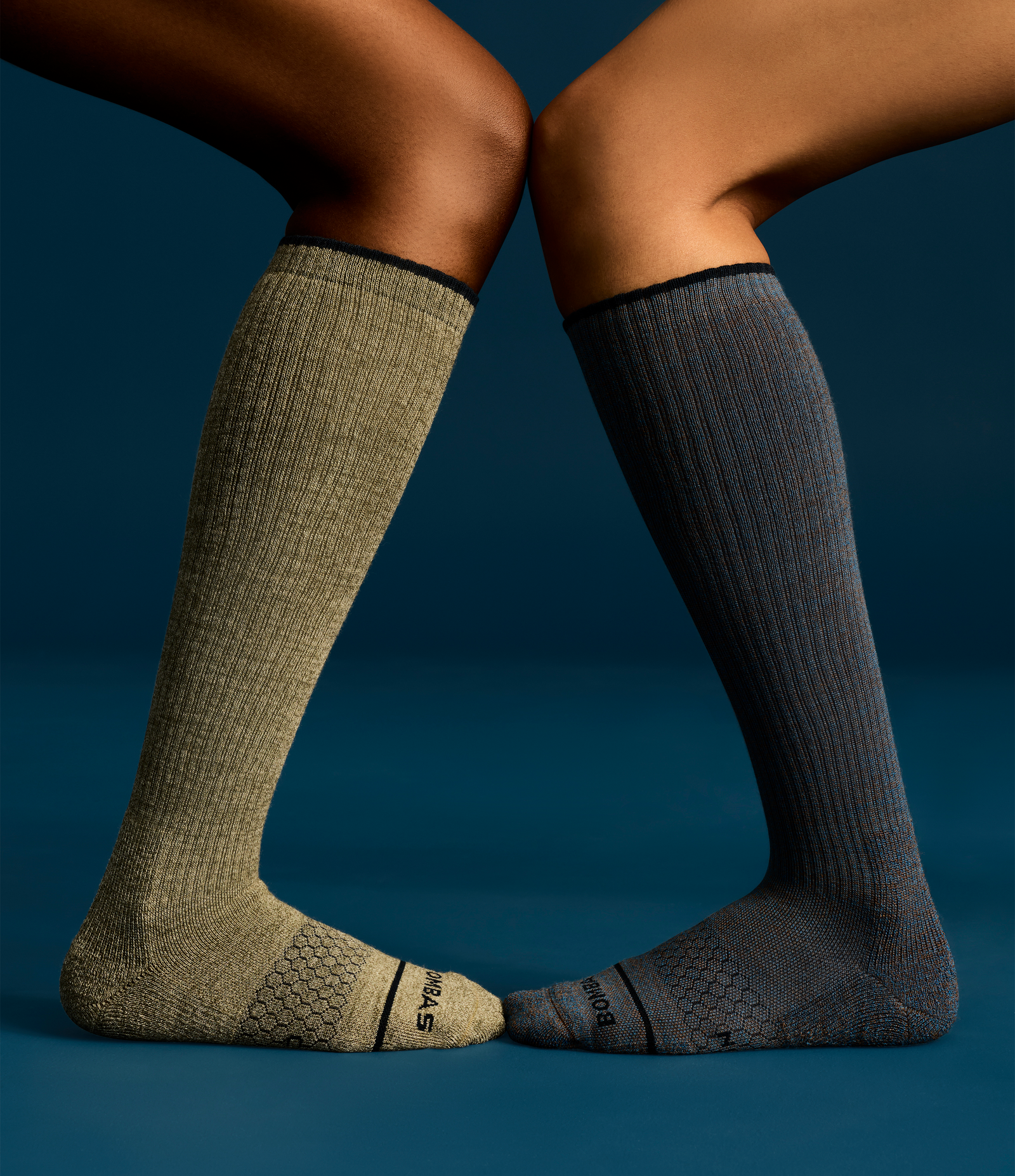 official-bombas::9821-dustedcocoa-midnightnavy-adult-unisex-onmodel-0-transparent.png