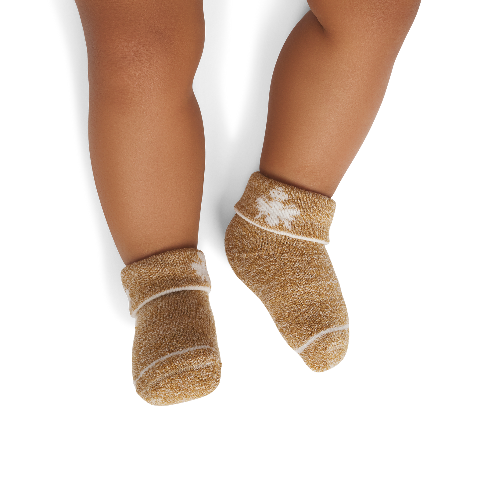 official-bombas::9829-desertkhaki-softwhite-baby-0-6m-unisex-onmodel-2-transparent.png