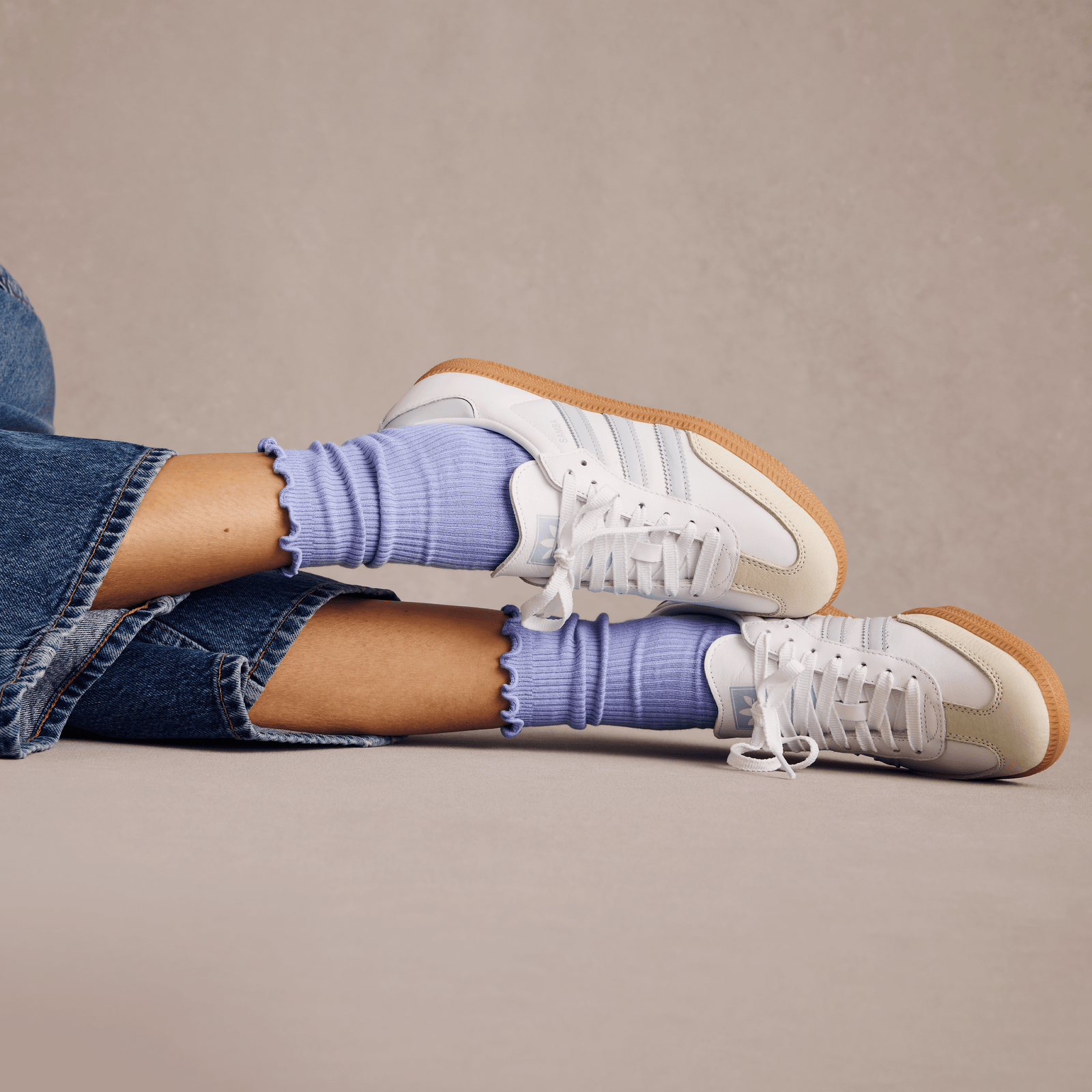 official-bombas::w-frilly-halfcalf-lifestyle-transparent.png
